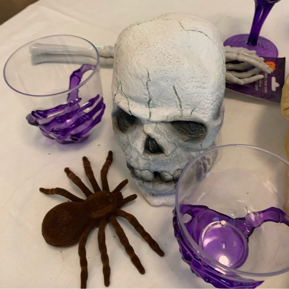 4 Skulls, 2 Bloody Cut off Arms & Furry Spiders - Picture 10 of 12